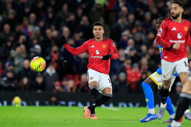 Manchester United, ManU v Wolverhampton Wanderers, Premier League Casemiro (18) of Manchester United passes the ball during the Premier League match between Manchester United and Wolverhampton Wanderers at Old Trafford, Manchester, UK on 30 December 2025. Manchester Old Trafford Greater Manchester UK Editorial use only DataCo restrictions apply See www.football-dataco.com , Copyright: xConorxMolloyx PSI-23486-0065