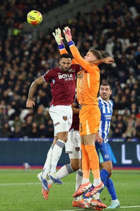 30th December 2025; London Stadium, London, England; Premier League Football, West Ham United versus Brighton and Hove Albion; Bart Verbruggen of Brighton And Hove Albion makes a save, denying Callum Wilson of West Ham United a chance on goal  IanxStephen