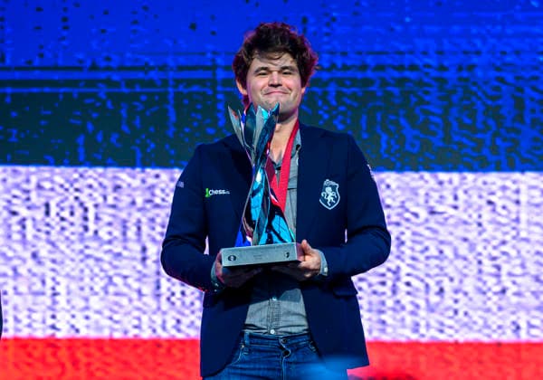 FIDE WORLD RAPID & BLITZ CHAMPIONSHIPS 2025 RAPID FINALS Gold medalist Magnus Carlsen of Norway pose with the trophy on the podium during the medal ceremony for the Rapid open Championship final of the FIDE World Rapid & Blitz Championship 2025 Qatar at the Sports and Events Complex, Qatar University, in Doha, Qatar, on December 30, 2025 DOHA Qatar Copyright: xNOUSHADxTHEKKAYILx