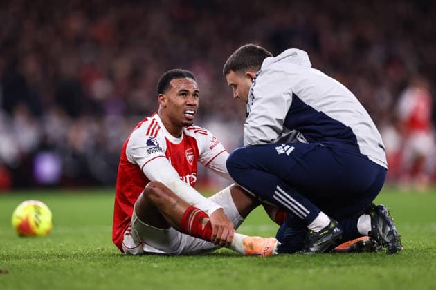 Arsenal v Aston Villa 30 December 2025, London - Premier League Football - Arsenal v Aston Villa - Gabriel of Arsenal goes down injured before being substituted off - Photo: Jacques Feeney Offside. London UK Copyright: xJacquesxFeeneyx xOffsidexOffside