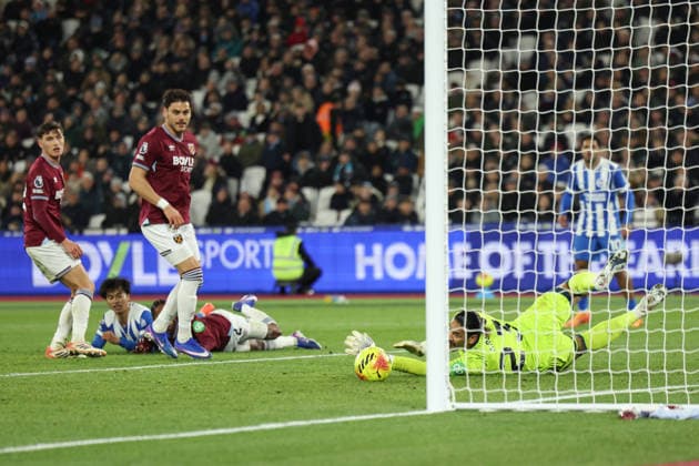 West Ham United v Brighton & Hove Albion, Premier League West Ham goalkeeper Alphonse Areola (23) watches a shot go past the post during the West Ham United v Brighton & Hove Albion Premier League match at the London Stadium, London, England on 30 December 2025 Credit: Sally Rawlins Every Second Media Editorial use only. All images are copyright Every Second Media Limited. No images may be reproduced without prior permission. All rights reserved. Premier League and Football League images are subject to licensing agreements with Football DataCo Limited. see https: www.football-dataco.com Copyright: xIMAGO EveryxSecondxMediax ESM-1728-0052 SallyxRawlinsx xEveryxSecondxMediax