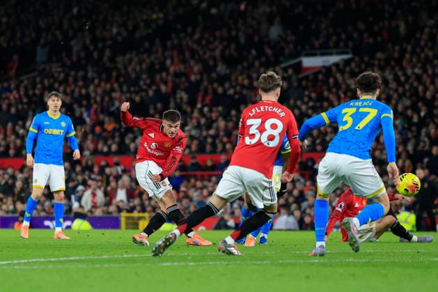 Manchester United, ManU v Wolverhampton Wanderers, Premier League Manuel Ugarte (25) of Manchester United has a shot on goal during the Premier League match between Manchester United and Wolverhampton Wanderers at Old Trafford, Manchester, UK on 30 December 2025. Manchester Old Trafford Greater Manchester UK Editorial use only DataCo restrictions apply See www.football-dataco.com , Copyright: xConorxMolloyx PSI-23486-0084