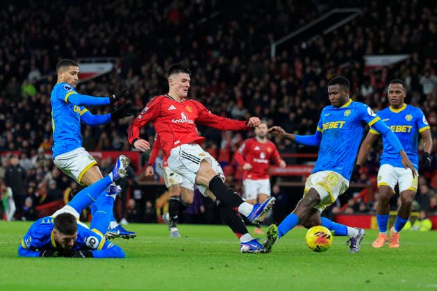 Manchester United, ManU v Wolverhampton Wanderers, Premier League Benjamin Sesko (30) of Manchester United has a shot on goal during the Premier League match between Manchester United and Wolverhampton Wanderers at Old Trafford, Manchester, UK on 30 December 2025. Manchester Old Trafford Greater Manchester UK Editorial use only DataCo restrictions apply See www.football-dataco.com , Copyright: xConorxMolloyx PSI-23486-0096
