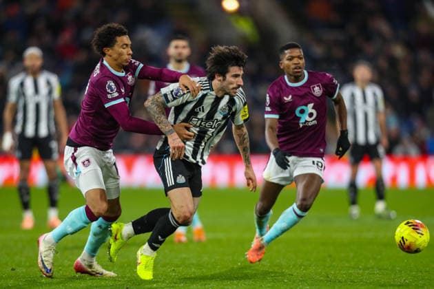 Burnley v Newcastle United, Premier League Sandro Tonali Of Newcastle United battles with Bashir Humphreys Of Burley during the Burnley v Newcastle United Premier League match at Turf Moor, Burnley, England on 30 December 2025 Credit: Lee Keuneke Every Second Media Editorial use only. All images are copyright Every Second Media Limited. No images may be reproduced without prior permission. All rights reserved. Premier League and Football League images are subject to licensing agreements with Football DataCo Limited. see https: www.football-dataco.com Copyright: xIMAGO EveryxSecondxMediax ESM-1730-0122 LeexKeunekex xEveryxSecondxMediax