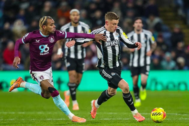 Burnley v Newcastle United, Premier League Harvey Barnes Of Newcastle United skips past Lucas Pires Of Burley during the Burnley v Newcastle United Premier League match at Turf Moor, Burnley, England on 30 December 2025 Credit: Lee Keuneke Every Second Media Editorial use only. All images are copyright Every Second Media Limited. No images may be reproduced without prior permission. All rights reserved. Premier League and Football League images are subject to licensing agreements with Football DataCo Limited. see https: www.football-dataco.com Copyright: xIMAGO EveryxSecondxMediax ESM-1730-0128 LeexKeunekex xEveryxSecondxMediax