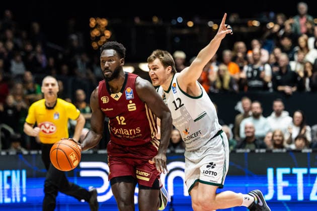 GER, easy-Credit Basketball-Bundesliga, Niners Chemnitz - VET-CONCEPT Gladiators Trier. 30.12.2025, Messe, Chemnitz, GER, easy-Credit Basketball-Bundesliga, Niners Chemnitz - VET-CONCEPT Gladiators Trier. Amadou Sow (Niners Chemnitz, 12), Marten Linßen Marten Linssen (VET-CONCEPT Gladiators Trier 12) Foto Alexander Trienitz Chemnitz Messe Sachsen Deutschland