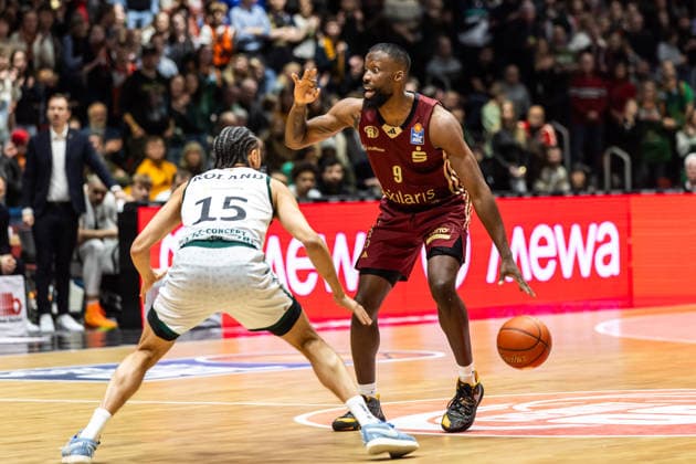 GER, easy-Credit Basketball-Bundesliga, Niners Chemnitz - VET-CONCEPT Gladiators Trier. 30.12.2025, Messe, Chemnitz, GER, easy-Credit Basketball-Bundesliga, Niners Chemnitz - VET-CONCEPT Gladiators Trier. John Edward Newman III (Niners Chemnitz, 9), Jordan Roland (VET-CONCEPT Gladiators Trier 15) Foto Alexander Trienitz Chemnitz Messe Sachsen Deutschland