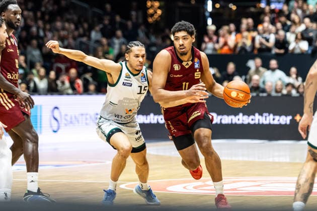 GER, easy-Credit Basketball-Bundesliga, Niners Chemnitz - VET-CONCEPT Gladiators Trier. 30.12.2025, Messe, Chemnitz, GER, easy-Credit Basketball-Bundesliga, Niners Chemnitz - VET-CONCEPT Gladiators Trier. Kostja Mushidi (Niners Chemnitz, 11), Jordan Roland (VET-CONCEPT Gladiators Trier 15) Foto Alexander Trienitz Chemnitz Messe Sachsen Deutschland