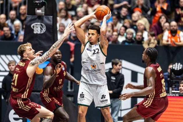 GER, easy-Credit Basketball-Bundesliga, Niners Chemnitz - VET-CONCEPT Gladiators Trier. 30.12.2025, Messe, Chemnitz, GER, easy-Credit Basketball-Bundesliga, Niners Chemnitz - VET-CONCEPT Gladiators Trier. Nolan Adekunle (VET-CONCEPT Gladiators Trier 22), Julian Steinfeld (Niners Chemnitz, 21) Foto Alexander Trienitz Chemnitz Messe Sachsen Deutschland