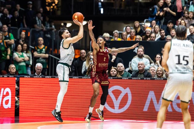 GER, easy-Credit Basketball-Bundesliga, Niners Chemnitz - VET-CONCEPT Gladiators Trier. 30.12.2025, Messe, Chemnitz, GER, easy-Credit Basketball-Bundesliga, Niners Chemnitz - VET-CONCEPT Gladiators Trier. Clayton Guillozet (VET-CONCEPT Gladiators Trier 4), Nike Sibande (Niners Chemnitz, 2) Foto Alexander Trienitz Chemnitz Messe Sachsen Deutschland