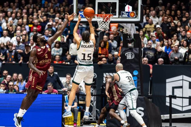 GER, easy-Credit Basketball-Bundesliga, Niners Chemnitz - VET-CONCEPT Gladiators Trier. 30.12.2025, Messe, Chemnitz, GER, easy-Credit Basketball-Bundesliga, Niners Chemnitz - VET-CONCEPT Gladiators Trier. Jordan Roland (VET-CONCEPT Gladiators Trier 15) Foto Alexander Trienitz Chemnitz Messe Sachsen Deutschland