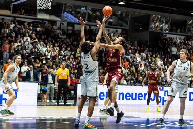 GER, easy-Credit Basketball-Bundesliga, Niners Chemnitz - VET-CONCEPT Gladiators Trier. 30.12.2025, Messe, Chemnitz, GER, easy-Credit Basketball-Bundesliga, Niners Chemnitz - VET-CONCEPT Gladiators Trier. Kevin Yebo (Niners Chemnitz, 0), Dexter Akanno (VET-CONCEPT Gladiators Trier 2) Foto Alexander Trienitz Chemnitz Messe Sachsen Deutschland