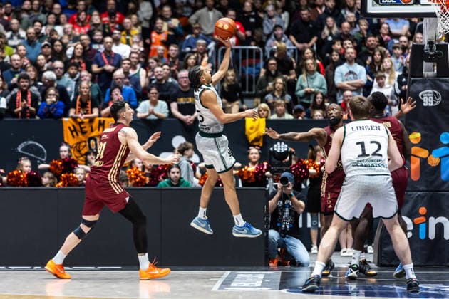 GER, easy-Credit Basketball-Bundesliga, Niners Chemnitz - VET-CONCEPT Gladiators Trier. 30.12.2025, Messe, Chemnitz, GER, easy-Credit Basketball-Bundesliga, Niners Chemnitz - VET-CONCEPT Gladiators Trier. Jordan Roland (VET-CONCEPT Gladiators Trier 15) Foto Alexander Trienitz Chemnitz Messe Sachsen Deutschland