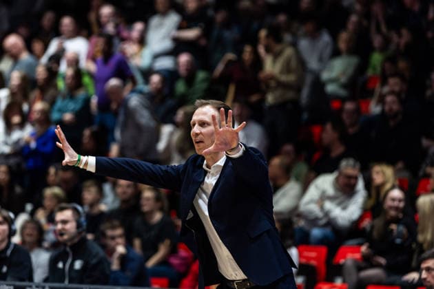 GER, easy-Credit Basketball-Bundesliga, Niners Chemnitz - VET-CONCEPT Gladiators Trier. 30.12.2025, Messe, Chemnitz, GER, easy-Credit Basketball-Bundesliga, Niners Chemnitz - VET-CONCEPT Gladiators Trier. Jacques Schneider (Head-Coach VET-CONCEPT Gladiators Trier) gibt Handzeichen Foto Alexander Trienitz Chemnitz Messe Sachsen Deutschland