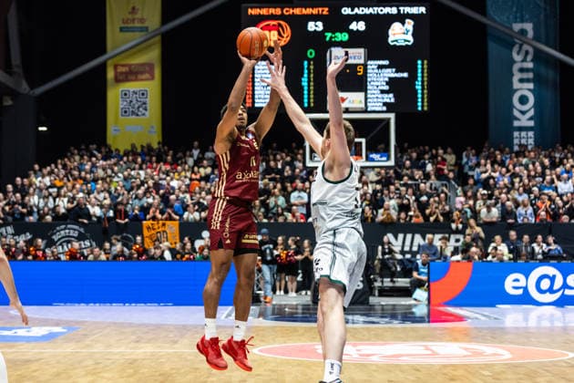 GER, easy-Credit Basketball-Bundesliga, Niners Chemnitz - VET-CONCEPT Gladiators Trier. 30.12.2025, Messe, Chemnitz, GER, easy-Credit Basketball-Bundesliga, Niners Chemnitz - VET-CONCEPT Gladiators Trier. Kostja Mushidi (Niners Chemnitz, 11) Foto Alexander Trienitz Chemnitz Messe Sachsen Deutschland
