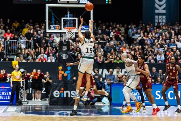 GER, easy-Credit Basketball-Bundesliga, Niners Chemnitz - VET-CONCEPT Gladiators Trier. 30.12.2025, Messe, Chemnitz, GER, easy-Credit Basketball-Bundesliga, Niners Chemnitz - VET-CONCEPT Gladiators Trier. Jordan Roland (VET-CONCEPT Gladiators Trier 15) Foto Alexander Trienitz Chemnitz Messe Sachsen Deutschland
