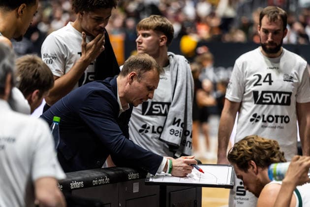 GER, easy-Credit Basketball-Bundesliga, Niners Chemnitz - VET-CONCEPT Gladiators Trier. 30.12.2025, Messe, Chemnitz, GER, easy-Credit Basketball-Bundesliga, Niners Chemnitz - VET-CONCEPT Gladiators Trier. Jacques Schneider (Head-Coach VET-CONCEPT Gladiators Trier) spricht mit seinen Spielern Foto Alexander Trienitz Chemnitz Messe Sachsen Deutschland