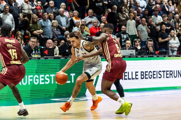 GER, easy-Credit Basketball-Bundesliga, Niners Chemnitz - VET-CONCEPT Gladiators Trier. 30.12.2025, Messe, Chemnitz, GER, easy-Credit Basketball-Bundesliga, Niners Chemnitz - VET-CONCEPT Gladiators Trier. Nolan Adekunle (VET-CONCEPT Gladiators Trier 22), Corey Davis Jr. (Niners Chemnitz, 5) Foto Alexander Trienitz Chemnitz Messe Sachsen Deutschland