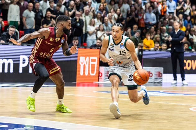 GER, easy-Credit Basketball-Bundesliga, Niners Chemnitz - VET-CONCEPT Gladiators Trier. 30.12.2025, Messe, Chemnitz, GER, easy-Credit Basketball-Bundesliga, Niners Chemnitz - VET-CONCEPT Gladiators Trier. Jordan Roland (VET-CONCEPT Gladiators Trier 15), Corey Davis Jr. (Niners Chemnitz, 5) Foto Alexander Trienitz Chemnitz Messe Sachsen Deutschland