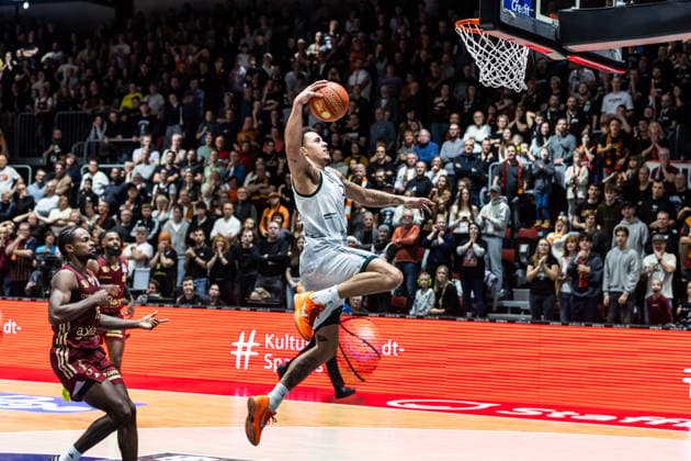 GER, easy-Credit Basketball-Bundesliga, Niners Chemnitz - VET-CONCEPT Gladiators Trier. 30.12.2025, Messe, Chemnitz, GER, easy-Credit Basketball-Bundesliga, Niners Chemnitz - VET-CONCEPT Gladiators Trier. Nolan Adekunle (VET-CONCEPT Gladiators Trier 22) mit enem Dunk Foto Alexander Trienitz Chemnitz Messe Sachsen Deutschland