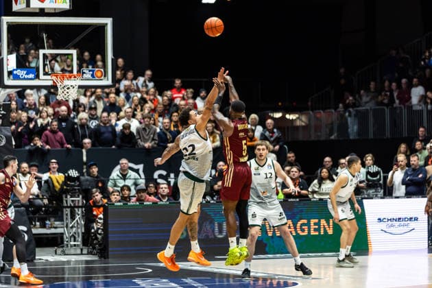 GER, easy-Credit Basketball-Bundesliga, Niners Chemnitz - VET-CONCEPT Gladiators Trier. 30.12.2025, Messe, Chemnitz, GER, easy-Credit Basketball-Bundesliga, Niners Chemnitz - VET-CONCEPT Gladiators Trier. Corey Davis Jr. (Niners Chemnitz, 5), Nolan Adekunle (VET-CONCEPT Gladiators Trier 22) Foto Alexander Trienitz Chemnitz Messe Sachsen Deutschland