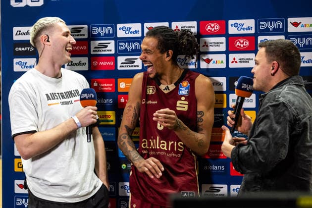 GER, easy-Credit Basketball-Bundesliga, Niners Chemnitz - VET-CONCEPT Gladiators Trier. 30.12.2025, Messe, Chemnitz, GER, easy-Credit Basketball-Bundesliga, Niners Chemnitz - VET-CONCEPT Gladiators Trier. Jonas Richter, ehemaliger Spieler der Niners Chemnitz mit Kevin Yebo (Niners Chemnitz, 0) beim Interview Foto Alexander Trienitz Chemnitz Messe Sachsen Deutschland