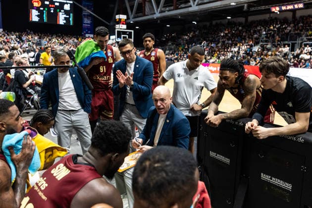 GER, easy-Credit Basketball-Bundesliga, Niners Chemnitz - VET-CONCEPT Gladiators Trier. 30.12.2025, Messe, Chemnitz, GER, easy-Credit Basketball-Bundesliga, Niners Chemnitz - VET-CONCEPT Gladiators Trier. Rodrigo Pastore (Head Coach), Niners Chemnitz spricht mit seinen Spielern Foto Alexander Trienitz Chemnitz Messe Sachsen Deutschland