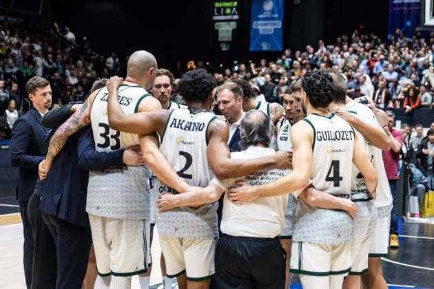 GER, easy-Credit Basketball-Bundesliga, Niners Chemnitz - VET-CONCEPT Gladiators Trier. 30.12.2025, Messe, Chemnitz, GER, easy-Credit Basketball-Bundesliga, Niners Chemnitz - VET-CONCEPT Gladiators Trier. Schulterschluss von VET-CONCEPT Gladiators Trier nach dem Spiel Foto Alexander Trienitz Chemnitz Messe Sachsen Deutschland