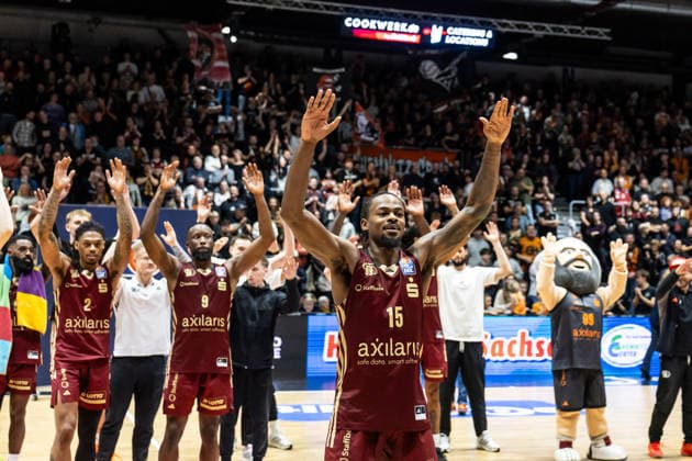 GER, easy-Credit Basketball-Bundesliga, Niners Chemnitz - VET-CONCEPT Gladiators Trier. 30.12.2025, Messe, Chemnitz, GER, easy-Credit Basketball-Bundesliga, Niners Chemnitz - VET-CONCEPT Gladiators Trier. Ty Brewer (Niners Chemnitz, 15) bedankt sich bei den Fans mit dem Team Foto Alexander Trienitz Chemnitz Messe Sachsen Deutschland