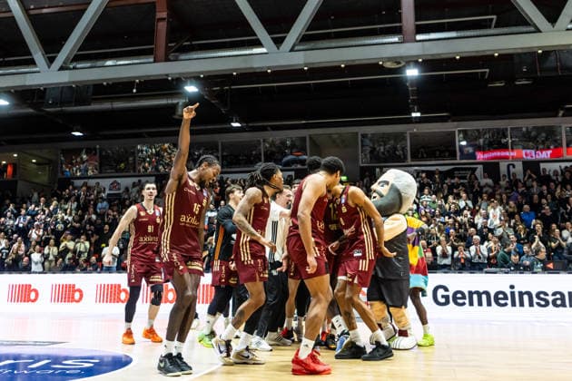 GER, easy-Credit Basketball-Bundesliga, Niners Chemnitz - VET-CONCEPT Gladiators Trier. 30.12.2025, Messe, Chemnitz, GER, easy-Credit Basketball-Bundesliga, Niners Chemnitz - VET-CONCEPT Gladiators Trier. Team Niners Chemnitz jubeln nach dem Sieg Foto Alexander Trienitz Chemnitz Messe Sachsen Deutschland