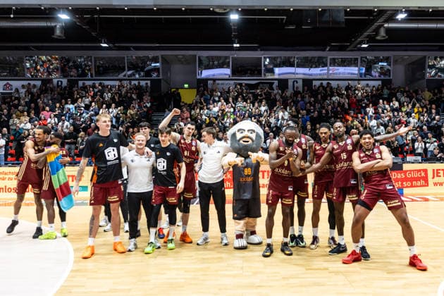 GER, easy-Credit Basketball-Bundesliga, Niners Chemnitz - VET-CONCEPT Gladiators Trier. 30.12.2025, Messe, Chemnitz, GER, easy-Credit Basketball-Bundesliga, Niners Chemnitz - VET-CONCEPT Gladiators Trier. Team Niners Chemnitz jubeln nach dem Sieg Foto Alexander Trienitz Chemnitz Messe Sachsen Deutschland