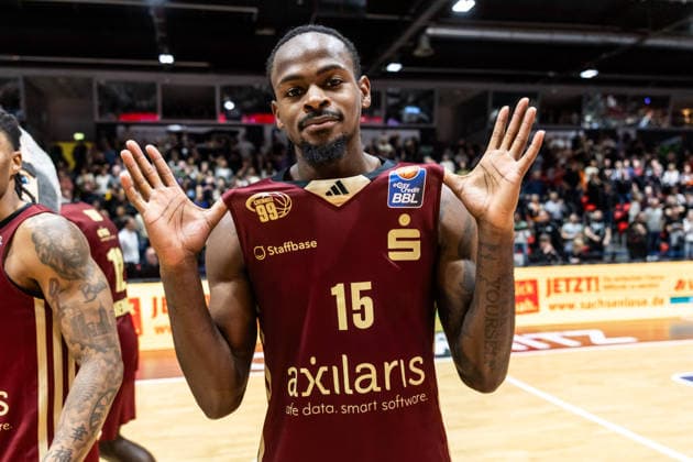 GER, easy-Credit Basketball-Bundesliga, Niners Chemnitz - VET-CONCEPT Gladiators Trier. 30.12.2025, Messe, Chemnitz, GER, easy-Credit Basketball-Bundesliga, Niners Chemnitz - VET-CONCEPT Gladiators Trier. Ty Brewer (Niners Chemnitz, 15) jubelt Foto Alexander Trienitz Chemnitz Messe Sachsen Deutschland