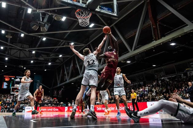GER, easy-Credit Basketball-Bundesliga, Niners Chemnitz - VET-CONCEPT Gladiators Trier. 30.12.2025, Messe, Chemnitz, GER, easy-Credit Basketball-Bundesliga, Niners Chemnitz - VET-CONCEPT Gladiators Trier. Amadou Sow (Niners Chemnitz, 12), Marten Linßen Marten Linssen (VET-CONCEPT Gladiators Trier 12) Foto Alexander Trienitz Chemnitz Messe Sachsen Deutschland