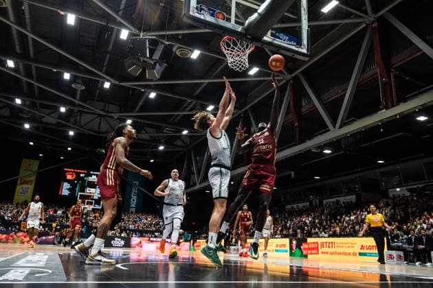 GER, easy-Credit Basketball-Bundesliga, Niners Chemnitz - VET-CONCEPT Gladiators Trier. 30.12.2025, Messe, Chemnitz, GER, easy-Credit Basketball-Bundesliga, Niners Chemnitz - VET-CONCEPT Gladiators Trier. Amadou Sow (Niners Chemnitz, 12) Foto Alexander Trienitz Chemnitz Messe Sachsen Deutschland