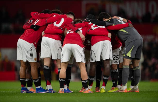 Manchester United, ManU v Wolverhampton Wanderers - Premier League MANCHESTER, ENGLAND - DECEMBER 30: The Manchester United players form a huddle before the Premier League match between Manchester United and Wolverhampton Wanderers at Old Trafford on December 30, 2025 in Manchester, England. Manchester Old Trafford England United Kingdom Copyright: xVisionhausx 776340542