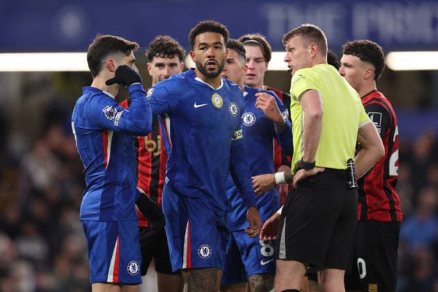 Chelsea v Bournemouth 30th December 2025, London - Premier League Football - Chelsea v AFC Bournemouth - Reece James of Chelsea speaks with referee Sam Barrott - Photo: Charlotte Wilson Offside. London UK Copyright: xCharlottexWilsonx xOffsidexOffside