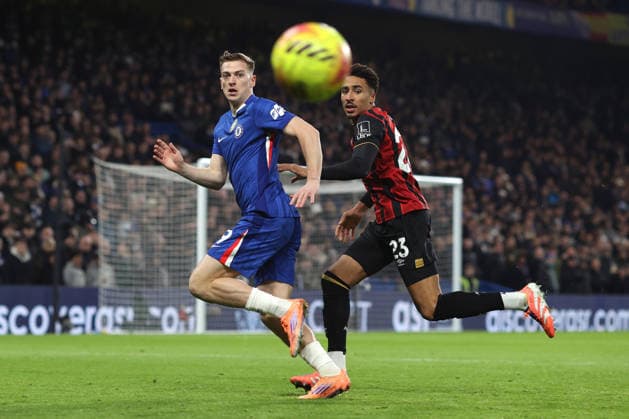 Chelsea v Bournemouth 30th December 2025, London - Premier League Football - Chelsea v AFC Bournemouth - Liam Delap of Chelsea and James Hill of Bournemouth - Photo: Charlotte Wilson Offside. London UK *** Chelsea gegen Bournemouth 30. Dezember 2025, London Premier League Fußball Chelsea gegen AFC Bournemouth Liam Delap von Chelsea und James Hill von Bournemouth Foto Charlotte Wilson Abseits London UK  Copyright: xCharlottexWilsonx xOffsidexOffside