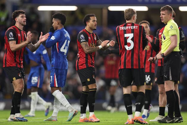 Chelsea v Bournemouth 30th December 2025, London - Premier League Football - Chelsea v AFC Bournemouth - Justin Kluivert of Bournemouth taps his arm to indicate handball to referee Sam Barrott - Photo: Charlotte Wilson Offside. London UK Copyright: xCharlottexWilsonx xOffsidexOffside