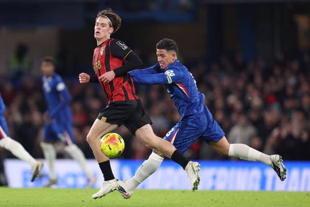 Chelsea v Bournemouth 30th December 2025, London - Premier League Football - Chelsea v AFC Bournemouth - Alex Scott of Bournemouth is shoved by Enzo Fernandez of Chelsea - Photo: Charlotte Wilson Offside. London UK Copyright: xCharlottexWilsonx xOffsidexOffside