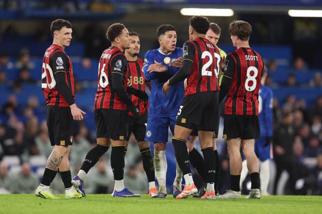 Chelsea v Bournemouth 30th December 2025, London - Premier League Football - Chelsea v AFC Bournemouth - Enzo Fernandez of Chelsea and James Hill of Bournemouth argue - Photo: Charlotte Wilson Offside. London UK Copyright: xCharlottexWilsonx xOffsidexOffside