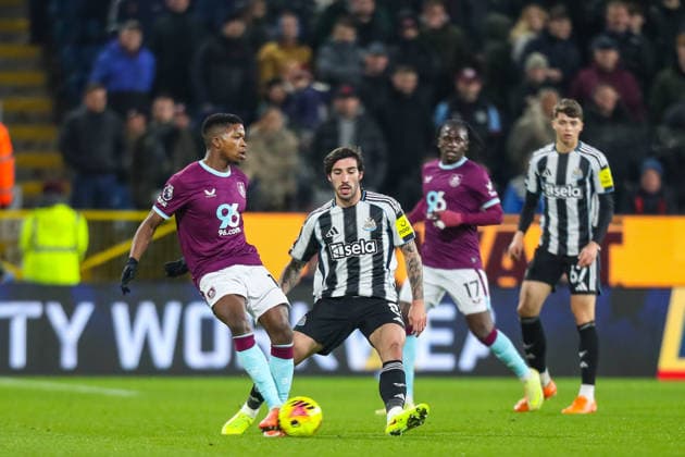 Burnley v Newcastle United, Premier League Florentino Luis Of Burley Under pressure from Sandro Tonali Of Newcastle United during the Burnley v Newcastle United Premier League match at Turf Moor, Burnley, England on 30 December 2025 Credit: Lee Keuneke Every Second Media Editorial use only. All images are copyright Every Second Media Limited. No images may be reproduced without prior permission. All rights reserved. Premier League and Football League images are subject to licensing agreements with Football DataCo Limited. see https: www.football-dataco.com Copyright: xIMAGO EveryxSecondxMediax ESM-1730-0142 LeexKeunekex xEveryxSecondxMediax
