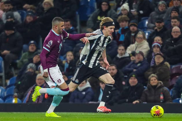 Burnley v Newcastle United, Premier League Anthony Gordon Of Newcastle United battles with Kyle Walker Of Burley during the Burnley v Newcastle United Premier League match at Turf Moor, Burnley, England on 30 December 2025 Credit: Lee Keuneke Every Second Media Editorial use only. All images are copyright Every Second Media Limited. No images may be reproduced without prior permission. All rights reserved. Premier League and Football League images are subject to licensing agreements with Football DataCo Limited. see https: www.football-dataco.com Copyright: xIMAGO EveryxSecondxMediax ESM-1730-0145 LeexKeunekex xEveryxSecondxMediax