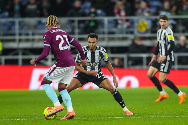 Burnley v Newcastle United, Premier League Jacob Murphy Of Newcastle United battles with Lucas Pires Of Burley during the Burnley v Newcastle United Premier League match at Turf Moor, Burnley, England on 30 December 2025 Credit: Lee Keuneke Every Second Media Editorial use only. All images are copyright Every Second Media Limited. No images may be reproduced without prior permission. All rights reserved. Premier League and Football League images are subject to licensing agreements with Football DataCo Limited. see https: www.football-dataco.com Copyright: xIMAGO EveryxSecondxMediax ESM-1730-0149 LeexKeunekex xEveryxSecondxMediax