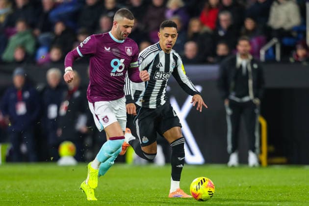 Burnley v Newcastle United, Premier League Jacob Ramsey Of Newcastle United battles with Kyle Walker Of Burley during the Burnley v Newcastle United Premier League match at Turf Moor, Burnley, England on 30 December 2025 Credit: Lee Keuneke Every Second Media Editorial use only. All images are copyright Every Second Media Limited. No images may be reproduced without prior permission. All rights reserved. Premier League and Football League images are subject to licensing agreements with Football DataCo Limited. see https: www.football-dataco.com Copyright: xIMAGO EveryxSecondxMediax ESM-1730-0150 LeexKeunekex xEveryxSecondxMediax