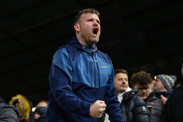 Burnley v Newcastle United, Premier League Newcastle United fan celebrates during the Burnley v Newcastle United Premier League match at Turf Moor, Burnley, England on 30 December 2025 Credit: Lee Keuneke Every Second Media Editorial use only. All images are copyright Every Second Media Limited. No images may be reproduced without prior permission. All rights reserved. Premier League and Football League images are subject to licensing agreements with Football DataCo Limited. see https: www.football-dataco.com Copyright: xIMAGO EveryxSecondxMediax ESM-1730-0151 LeexKeunekex xEveryxSecondxMediax