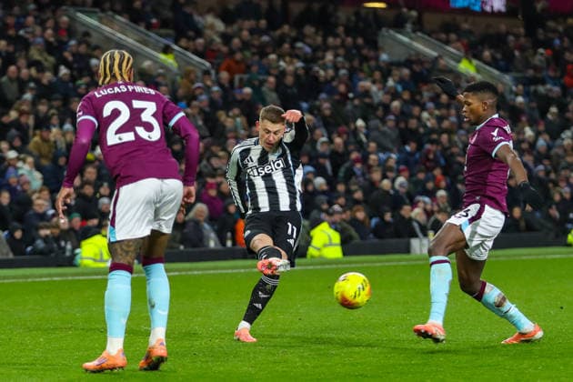 Burnley v Newcastle United, Premier League Harvey Barnes Of Newcastle United crosses the ball during the Burnley v Newcastle United Premier League match at Turf Moor, Burnley, England on 30 December 2025 Credit: Lee Keuneke Every Second Media Editorial use only. All images are copyright Every Second Media Limited. No images may be reproduced without prior permission. All rights reserved. Premier League and Football League images are subject to licensing agreements with Football DataCo Limited. see https: www.football-dataco.com Copyright: xIMAGO EveryxSecondxMediax ESM-1730-0152 LeexKeunekex xEveryxSecondxMediax