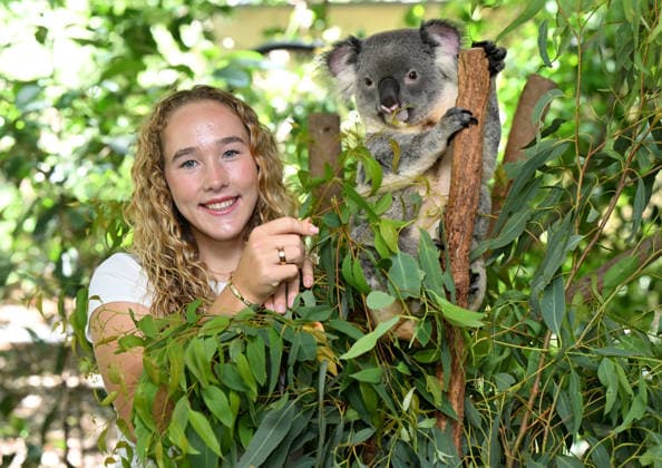 TENNIS ANDREEVA KOALA SANCTUARY, World No.9 tennis player Mirra Andreeva is seen with a Koala during a visit to Lone Pine Koala Sanctuary ahead of the Brisbane International in Brisbane, Wednesday, December 31, 2025. ( NO ARCHIVING Brisbane Queensland Australia  Copyright: xDarrenxEnglandx 20251231120277583457