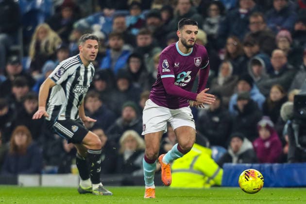 Burnley v Newcastle United, Premier League Armando Broja Of Burley Under pressure from Fabian Schär Of Newcastle United during the Burnley v Newcastle United Premier League match at Turf Moor, Burnley, England on 30 December 2025 Credit: Lee Keuneke Every Second Media Editorial use only. All images are copyright Every Second Media Limited. No images may be reproduced without prior permission. All rights reserved. Premier League and Football League images are subject to licensing agreements with Football DataCo Limited. see https: www.football-dataco.com Copyright: xIMAGO EveryxSecondxMediax ESM-1730-0157 LeexKeunekex xEveryxSecondxMediax