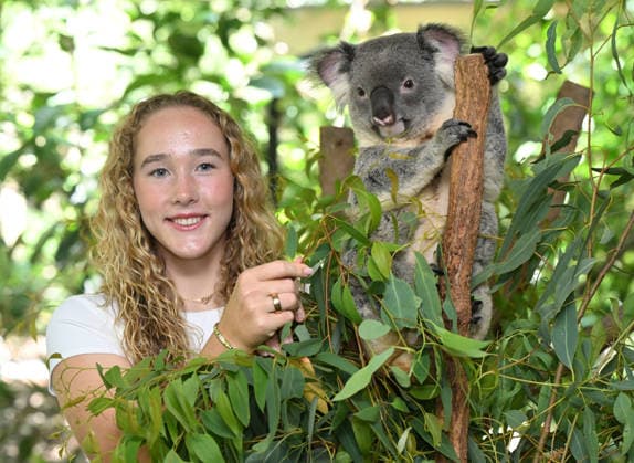 TENNIS ANDREEVA KOALA SANCTUARY, World No.9 tennis player Mirra Andreeva is seen with a Koala during a visit to Lone Pine Koala Sanctuary ahead of the Brisbane International in Brisbane, Wednesday, December 31, 2025. ( NO ARCHIVING Brisbane Queensland Australia  Copyright: xDarrenxEnglandx 20251231128071516310