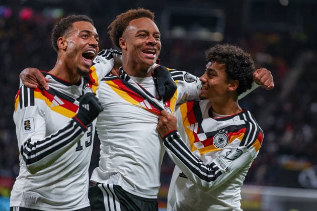 UEFA European Qualifiers - WM Qualifikation - 25 26 - Deutschland - Slowakei am 17.11.2025 in der Red Bull Arena in Leipzig Jubel, Torjubel, Torschuetze, Torschütze Forza Assan Ouedraogo (Deutschland 9) jubelt nah seinem Tor zum 6:0 mit Felix Nmecha (Deutschland 13) und Nathaniel Brown (Deutschland 18) *** UEFA European Qualifiers World Cup Qualifiers 25 26 Germany Slovakia on 17 11 2025 at the Red Bull Arena in Leipzig Cheers, goal celebration, goal scorer, goal scorer Forza Assan Ouedraogo Germany 9 cheers near his goal for 6 0 with Felix Nmecha Germany 13 and Nathaniel Brown Germany 18 MH